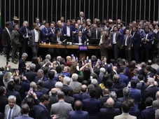 Imagem - Com policiais e parlamentares na mesa, Hugo Motta abre sessão com mais de 24h de atraso