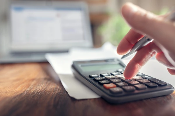A organização das finanças é essencial para evitar o endividamento por Reprodução