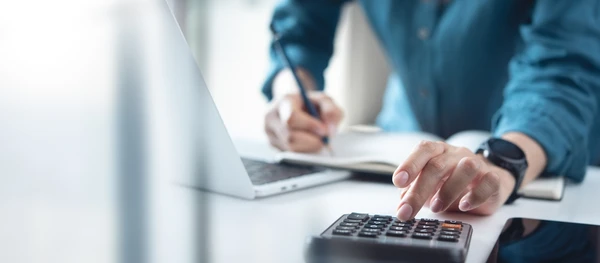 A organização das finanças é essencial para evitar o endividamento por Reprodução