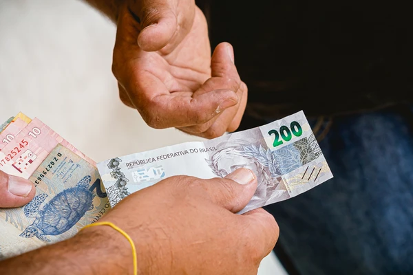 A organização das finanças é essencial para evitar o endividamento por Reprodução