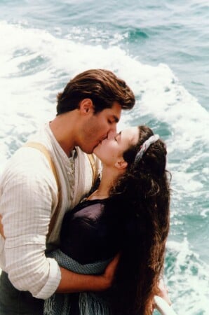 Ana Paula Arósio e Thiago Lacerda são os protagonistas da trama histórica Terra Nostra, de 1999 por Reprodução 