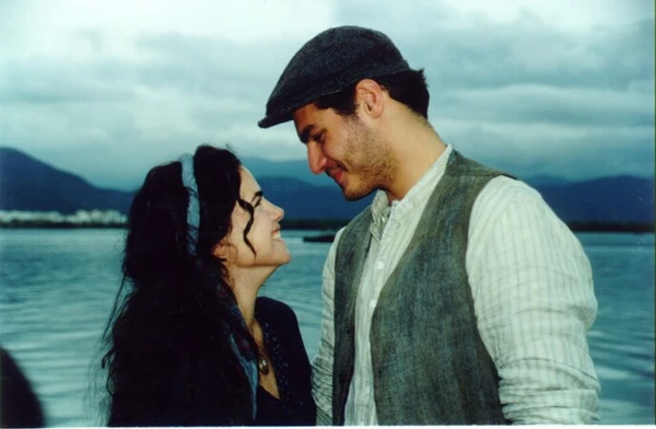 Ana Paula Arósio e Thiago Lacerda são os protagonistas da trama histórica Terra Nostra, de 1999 por Reprodução 