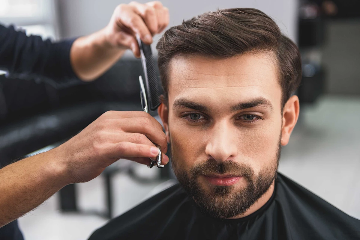 Barbeiro e cortes de cabelo  por Shutterstock