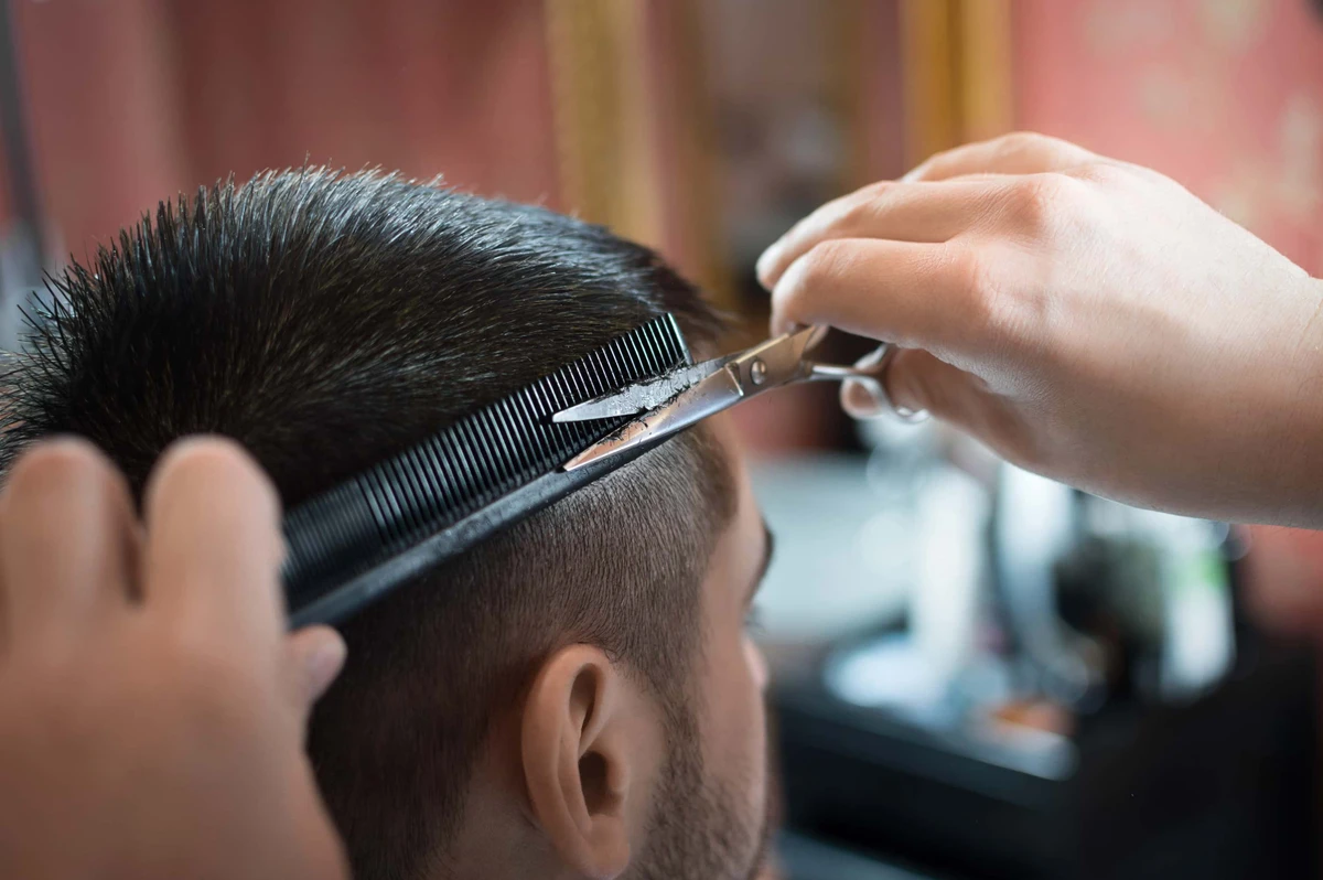 Barbeiro e cortes de cabelo  por Shutterstock