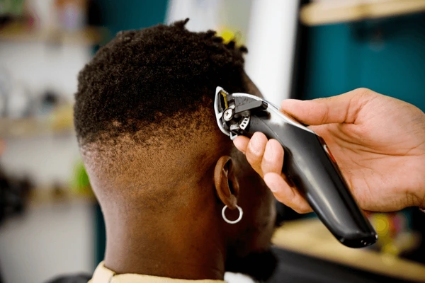 Barbeiro e cortes de cabelo  por Shutterstock