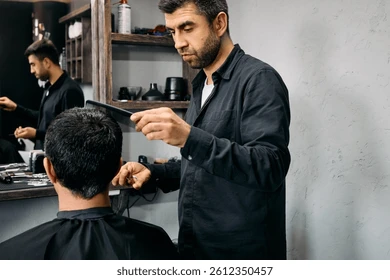 Barbeiro e cortes de cabelo  por Shutterstock