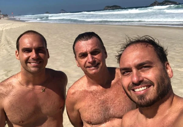 Bolsonaro com Eduardo e Carlos por Reprodução