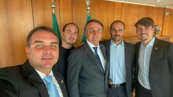 Bolsonaro com os filhos por Reprodução