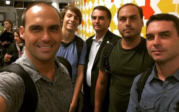 Bolsonaro com os filhos por Reprodução