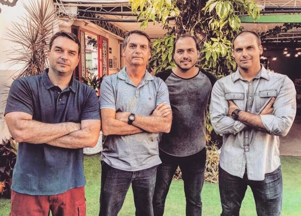 Bolsonaro com os filhos por Reprodução