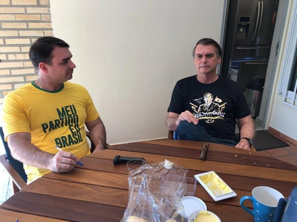 Bolsonaro e Flávio por Reprodução