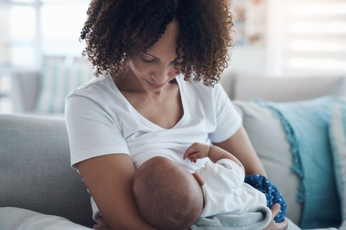 A anquiloglossia pode dificultar a amamentação (Imagem: PeopleImages.com - Yuri A | Shutterstock) 