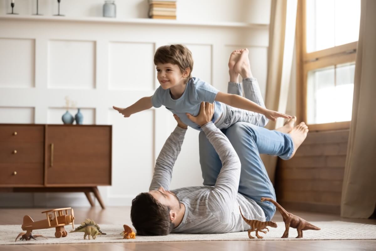 A presença paterna impacta diretamente o desenvolvimento emocional das crianças (Imagem: fizkes | Shutterstock)