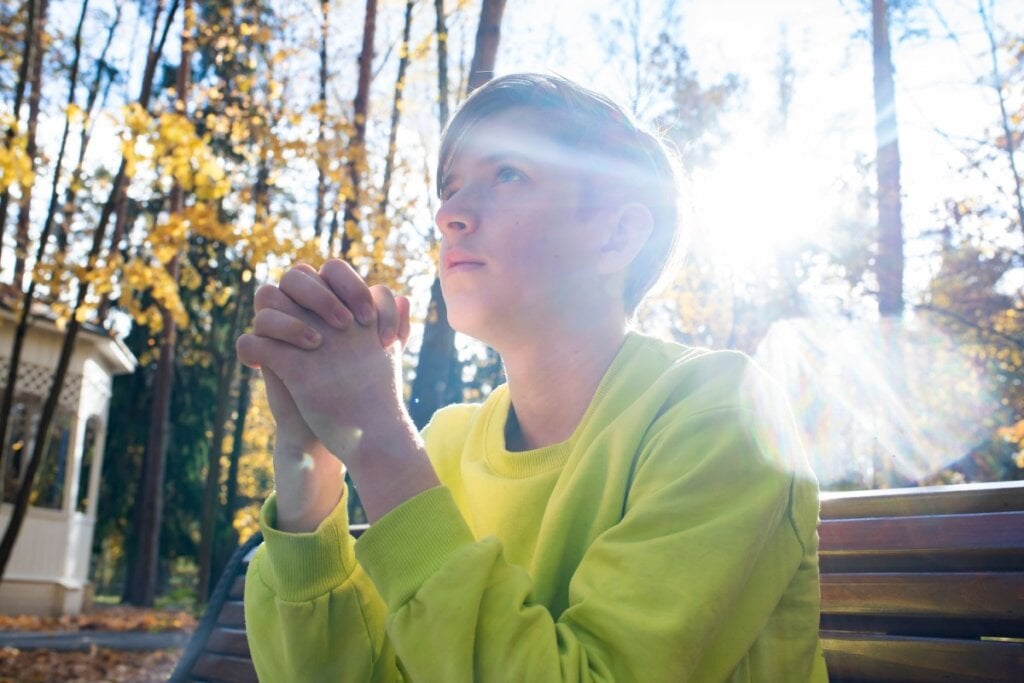 Orações para os pais rogam por bênçãos, saúde e intercessão divina (Imagem: Jayakri | Shutterstock)