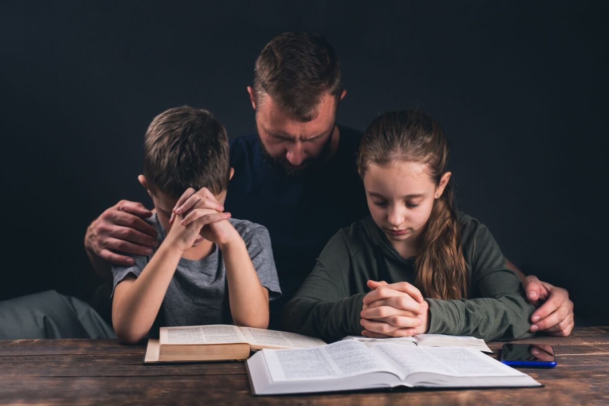 Orar pelos pais é uma forma de expressar gratidão e amor (Imagem: Andrey Zhar | Shutterstock)