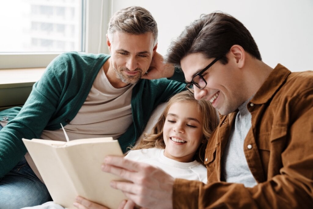 Ter figuras substitutas de afeto, apoio e referência é essencial para o desenvolvimento emocional saudável (Imagem: Dean Drobot | Shutterstock)