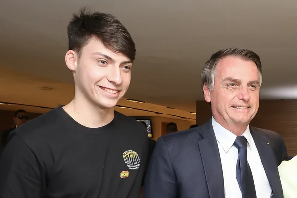 Jair Bolsonaro com o filho Jair Renan por Reprodução