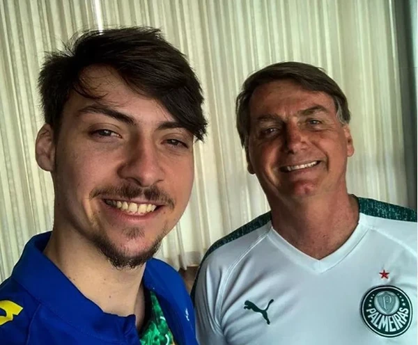 Jair Bolsonaro com o filho Jair Renan por Reprodução
