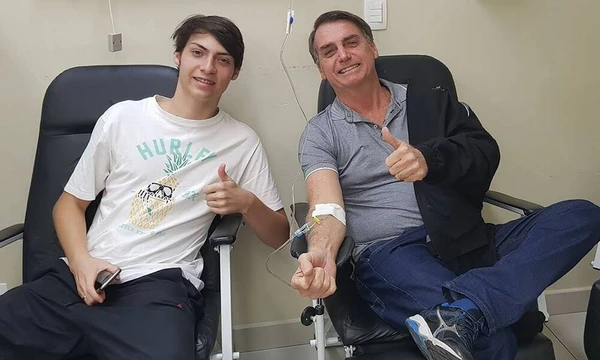 Jair Bolsonaro com o filho Jair Renan por Reprodução
