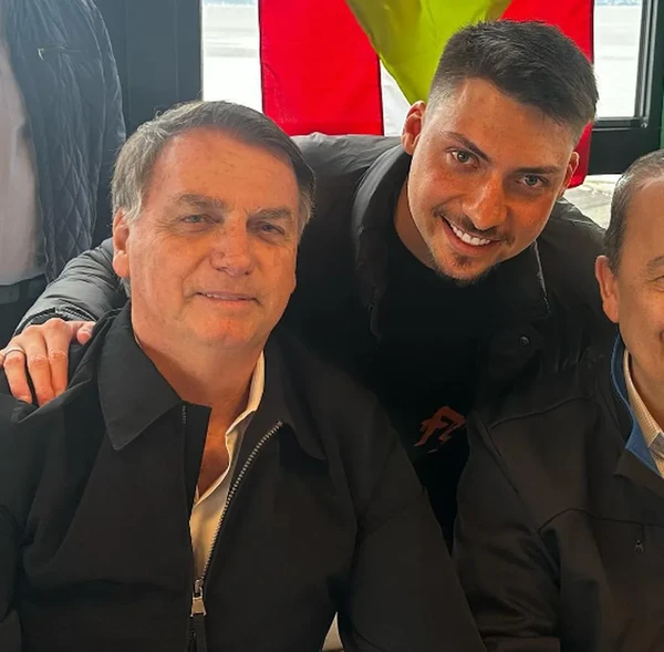 Jair Bolsonaro com o filho Jair Renan por Reprodução