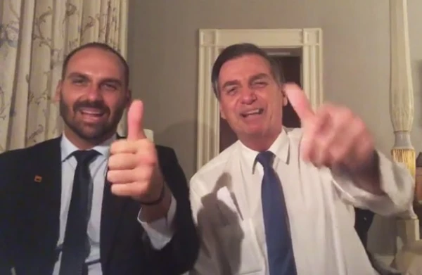 Jair com Eduardo Bolsonaro por Reprodução
