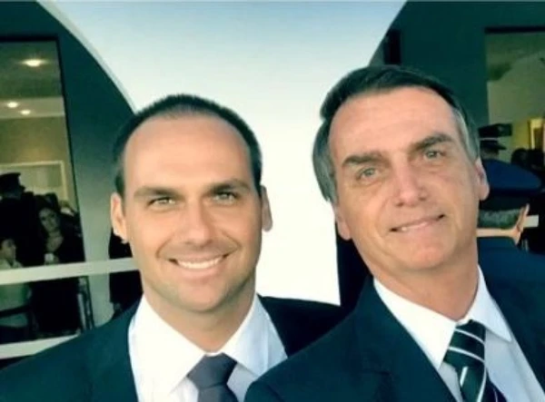Jair com Eduardo Bolsonaro por Reprodução