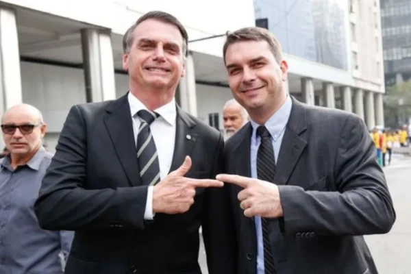 Jair com o filho Flávio por Reprodução