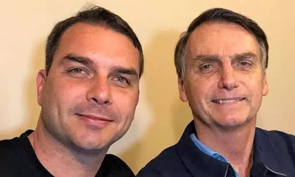 Jair com o filho Flávio por Reprodução