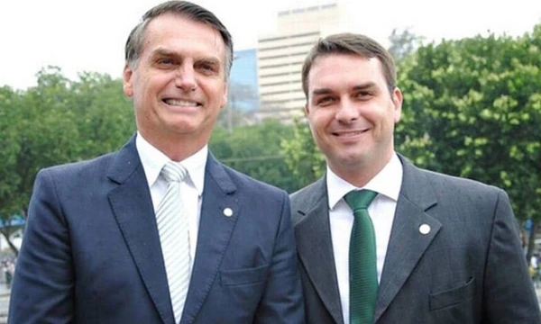 Jair com o filho Flávio por Reprodução