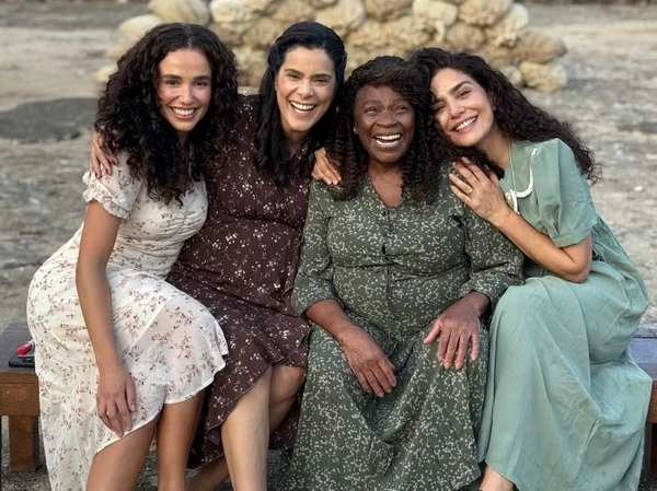 Juliane Araújo, Bianka Fernandes, Zezé Motta e Letícia Sabatella nos bastidores do filme "Liberdade" por Reprodução/Instagram