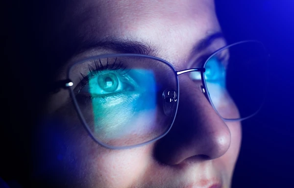 Luz azul emitida por dispositivos eletrônicos prejudica visão e a até a pele por Shuttertock