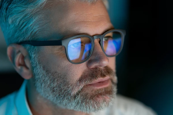 Luz azul emitida por dispositivos eletrônicos prejudica visão e a até a pele por Shuttertock