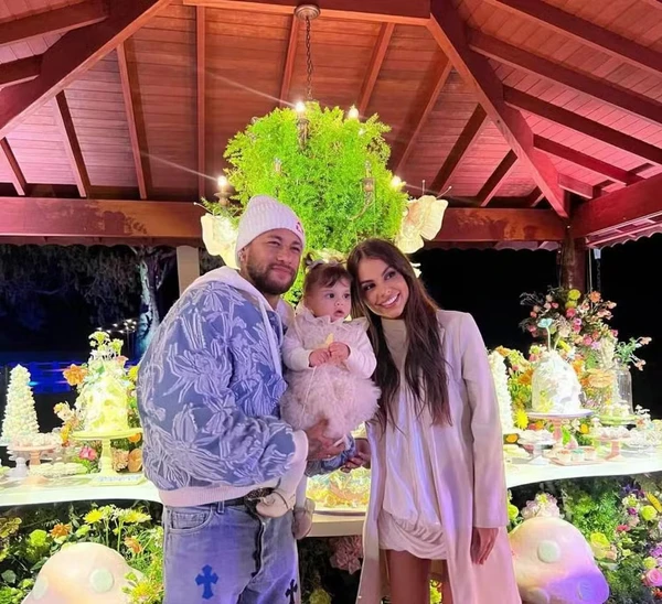 Neymar e Amanda Kimberlly posam com a filha, Helena por Reprodução/Instagram
