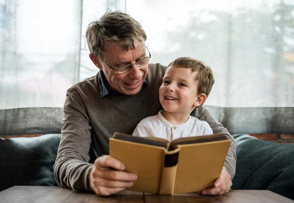 Pais e filhos por Shutterstock