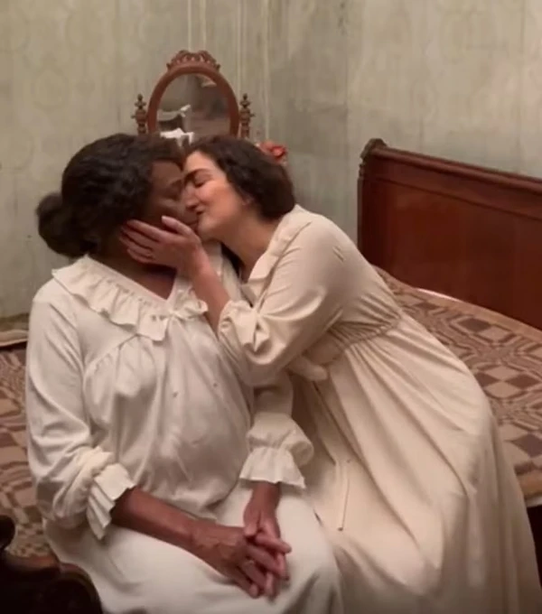 Zezé Motta e Letícia Sabatella em uma cena do filme 'Liberdade' por Divulgação