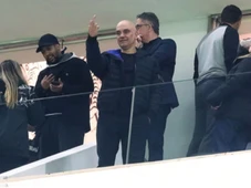 Imagem - Jornal demite fotógrafo que flagrou Moraes mostrando dedo do meio em estádio