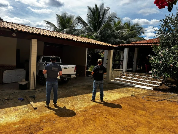 Agentes cumprimento de mandados de busca e apreensão em diversos imóveis,