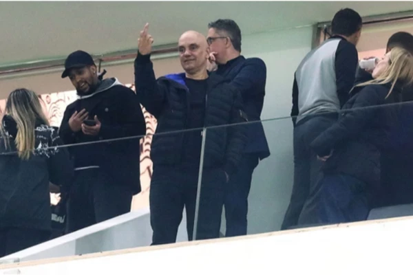 Alexandre de Moraes deu dedo após vaias