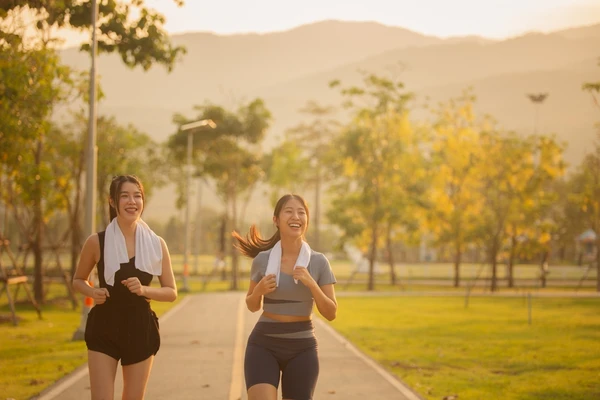Alongar antes de correr é fundamental por Shuttertock