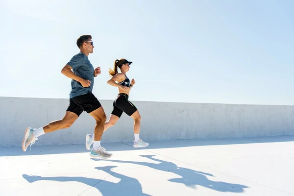 Alongar antes de correr é fundamental por Shuttertock