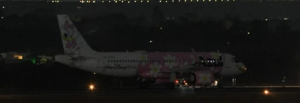Avião da Azul na pista do aeroporto de Brasília após a suspeita de bomba