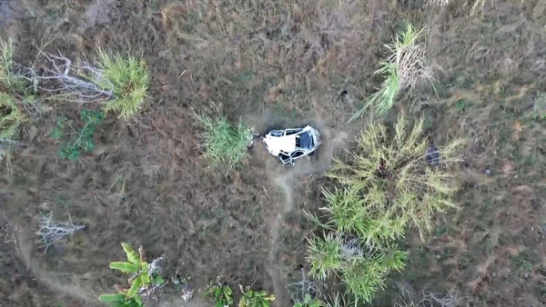 Carro ficou destruído após a queda por Reprodução/TV Gazeta