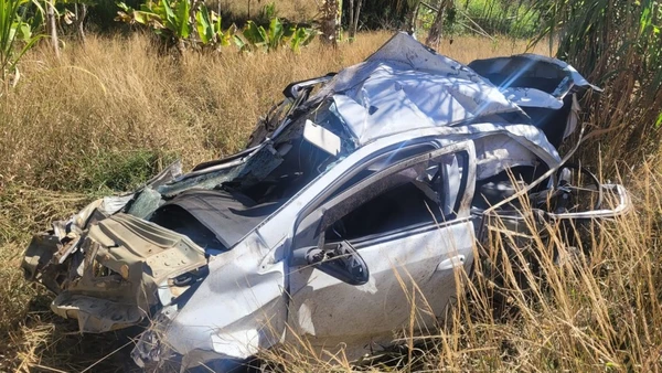 Carro ficou destruído após a queda por Reprodução/TV Gazeta