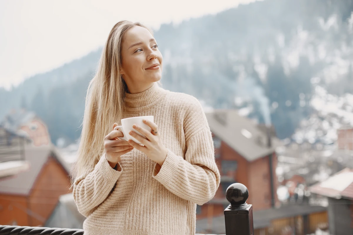 Girl in a warm light coat. Vacation in mountains. Lady with long hair. por Reprodução | Freepik