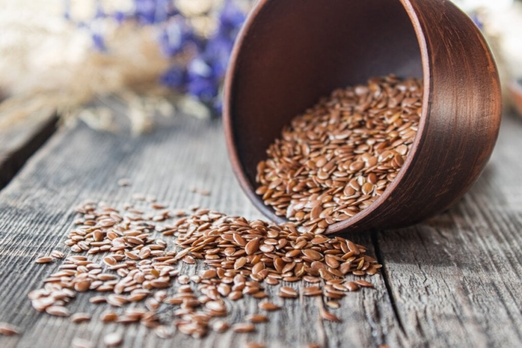 A linhaça é um excelente alimento para quem tem colesterol alto (Imagem: Maryna Osadcha | Shutterstock)