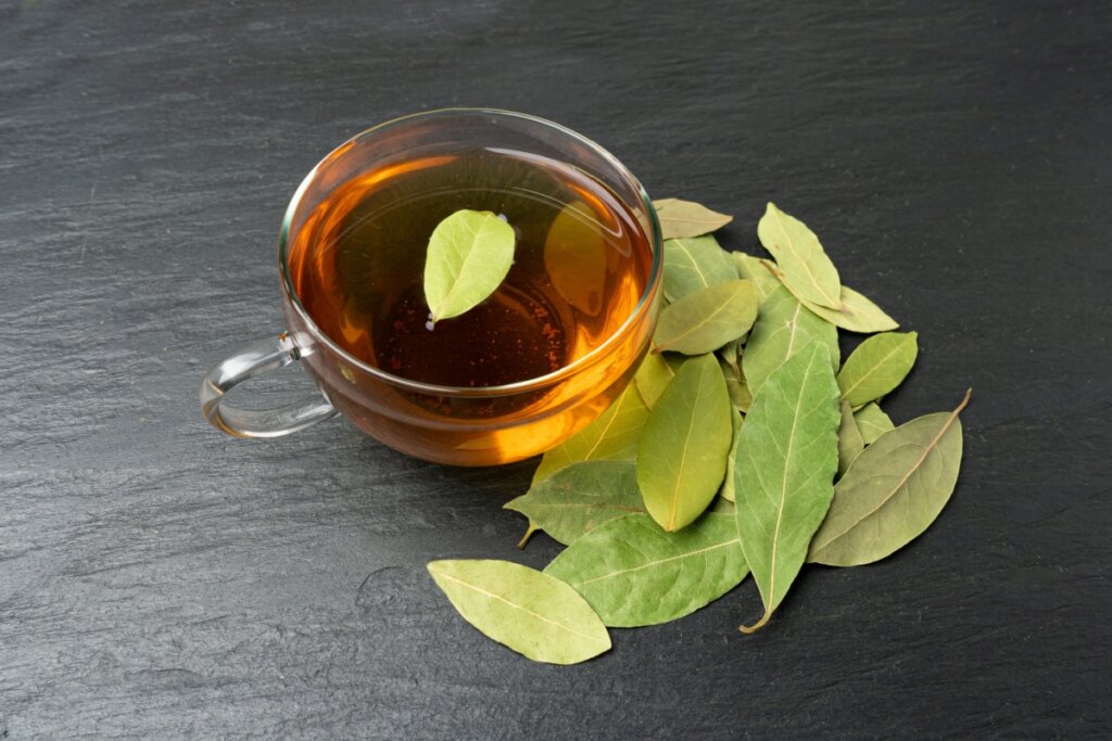 Chá de louro com limão (Imagem: Ermak Oksana | Shutterstock) 