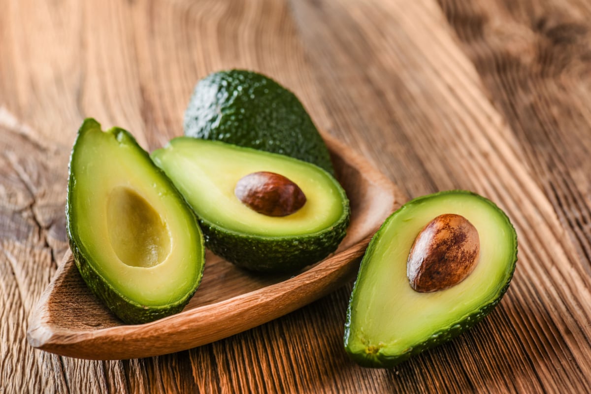 O abacate é rico em potássio, vitaminas do complexo B e vitamina K (Imagem: Krasula | Shutterstock)