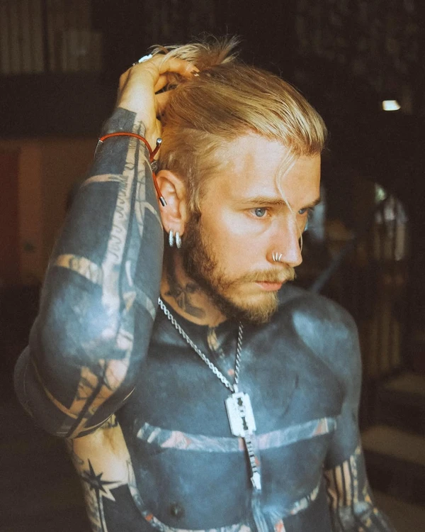 Machine Gun Kelly por Reprodução/Instagram
