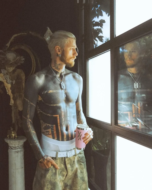 Machine Gun Kelly por Reprodução/Instagram