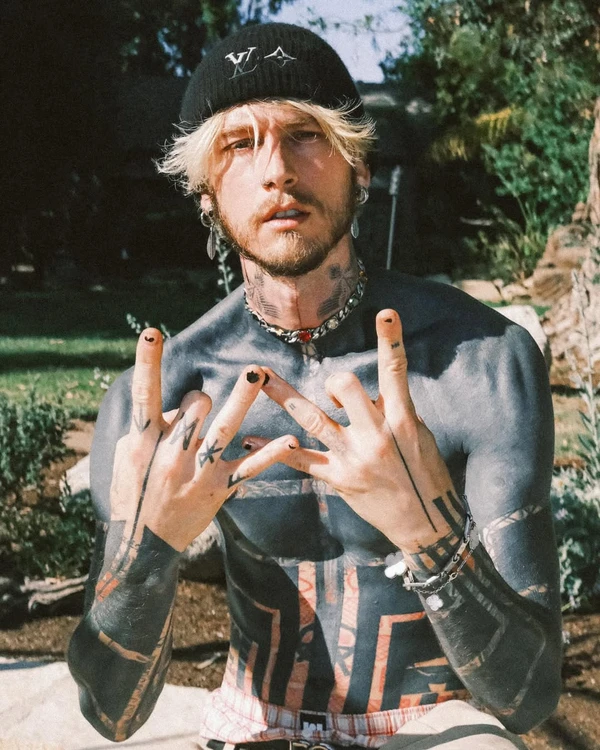 Machine Gun Kelly por Reprodução/Instagram